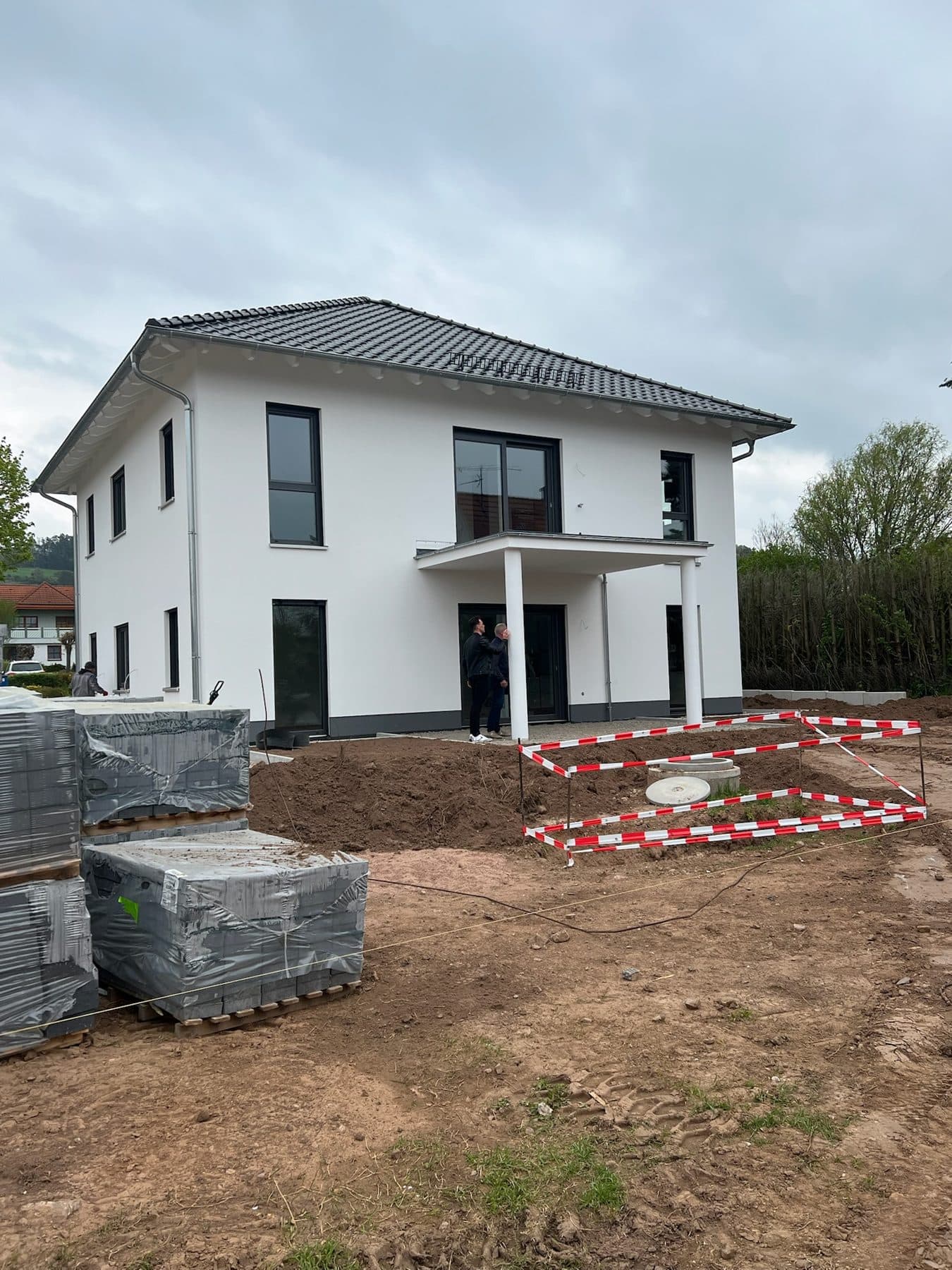 Neubau kurz vor der Übergabe, Außenanlagen noch im Bau