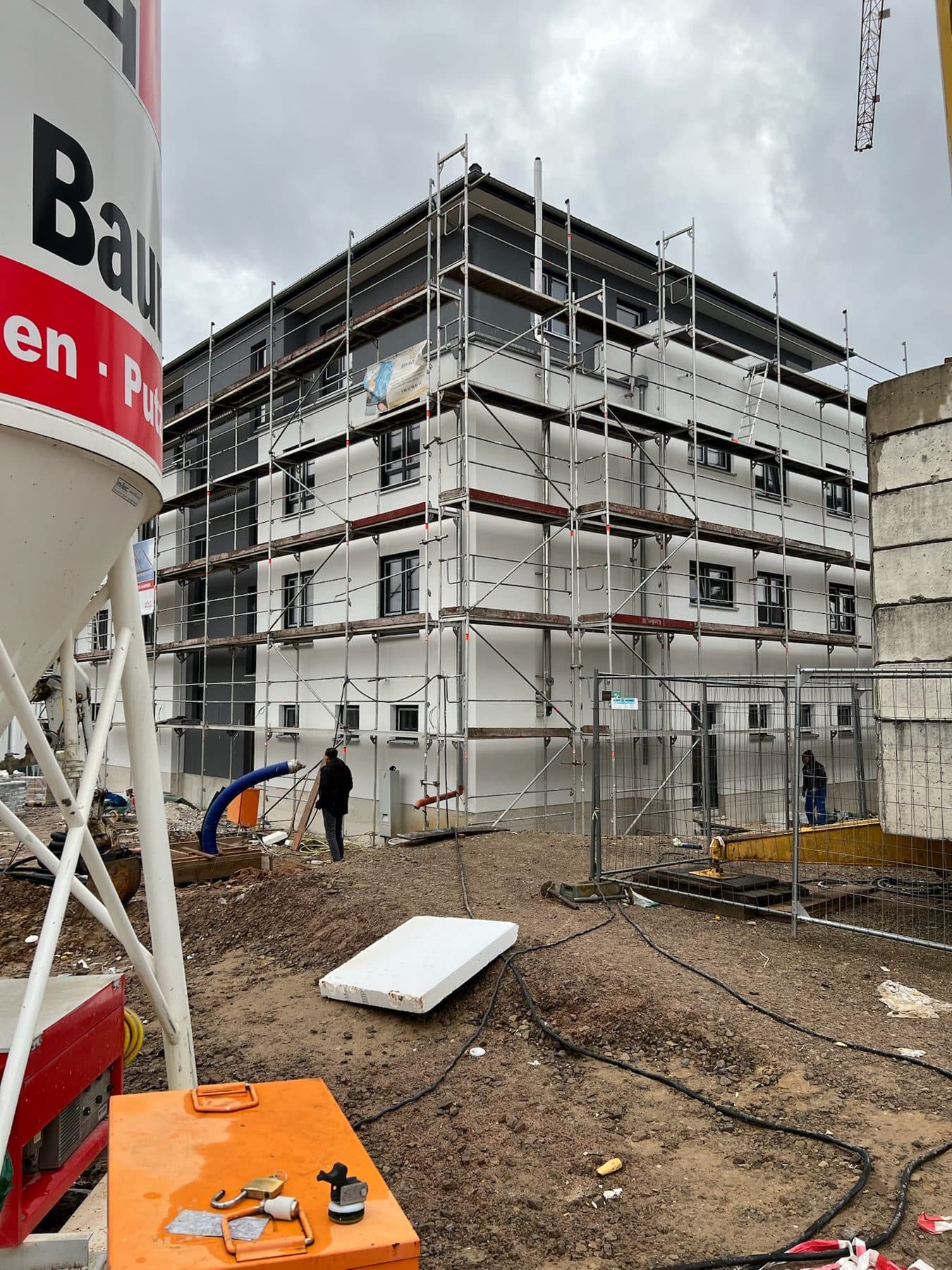 Rohbau mit aufgestelltem Gerüst und Geschossdecken
