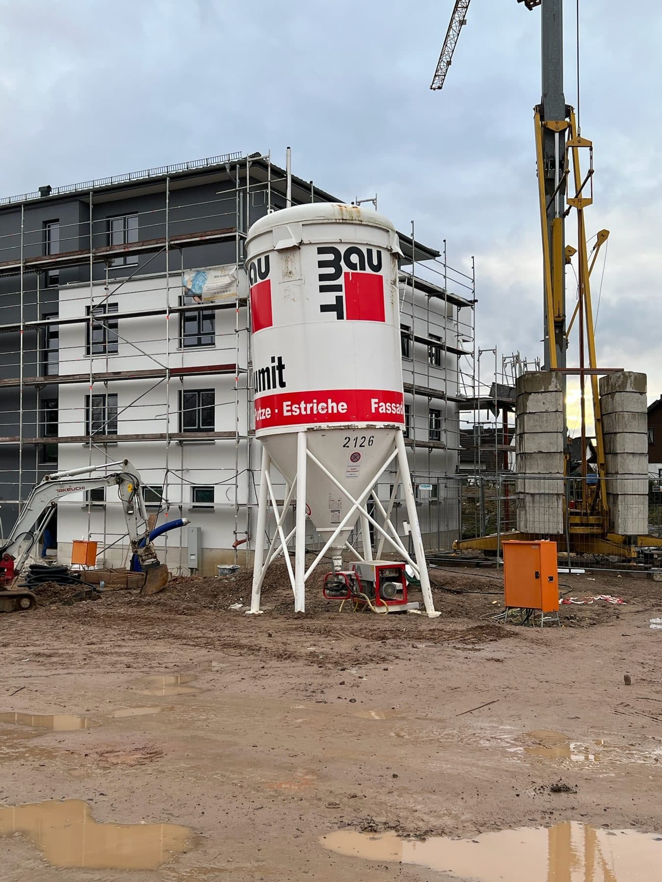 Baustelle mit Kran und Silo im Hochbau