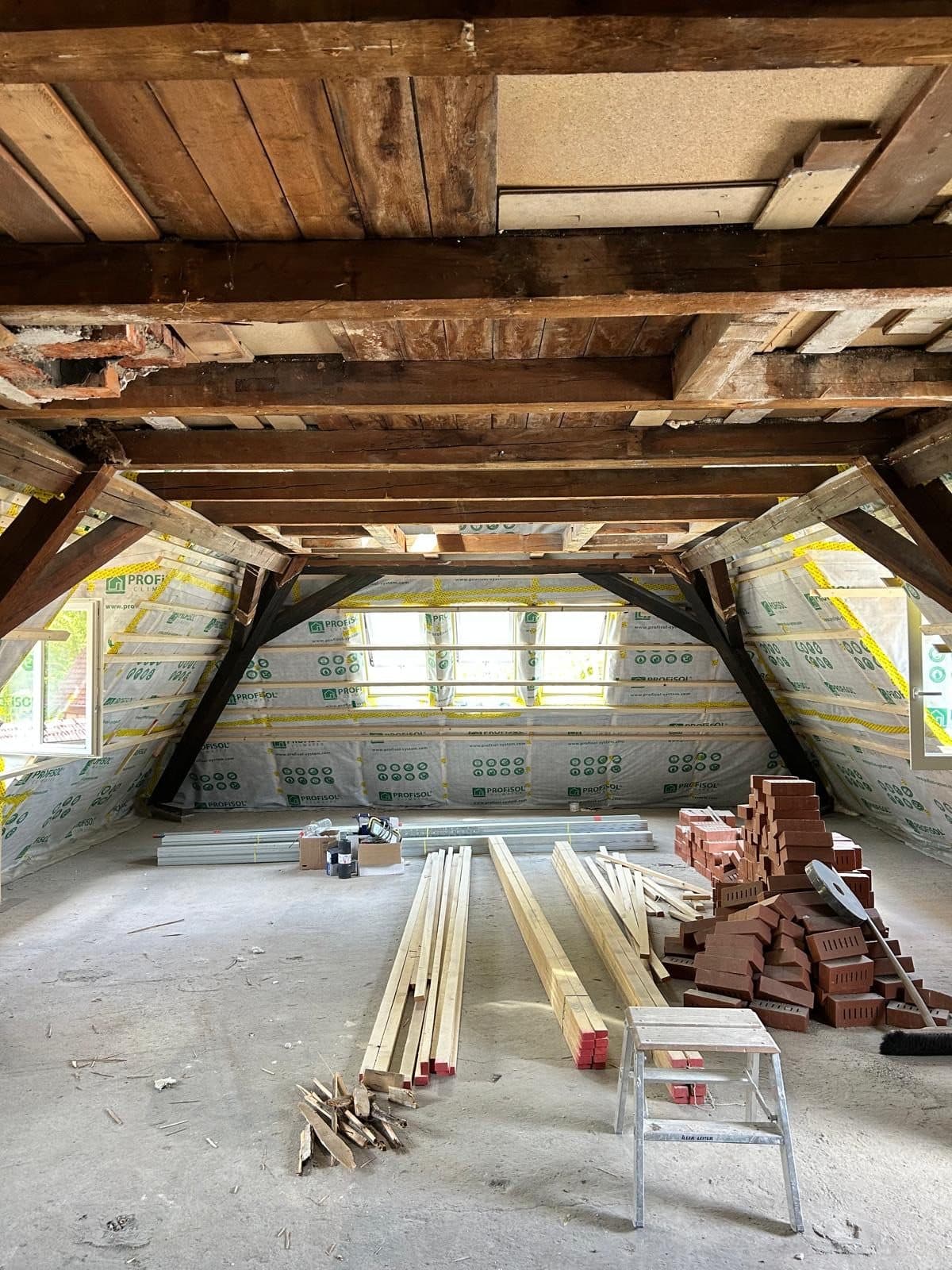 Freigelegte alte Holzbalken eines Dachstuhls