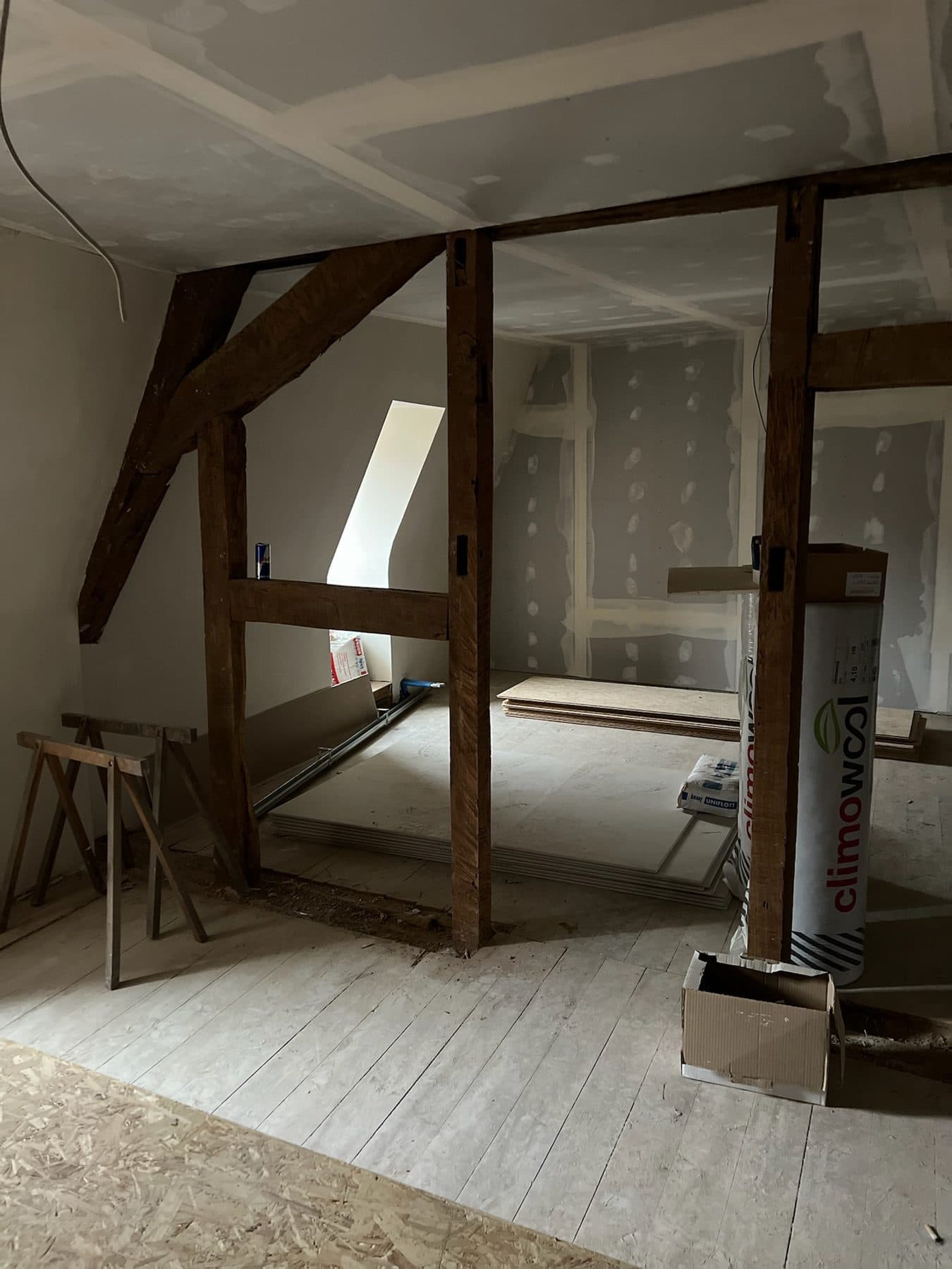 Freigelegtes Fachwerk und Holzbalken in einem entkernten Altbau