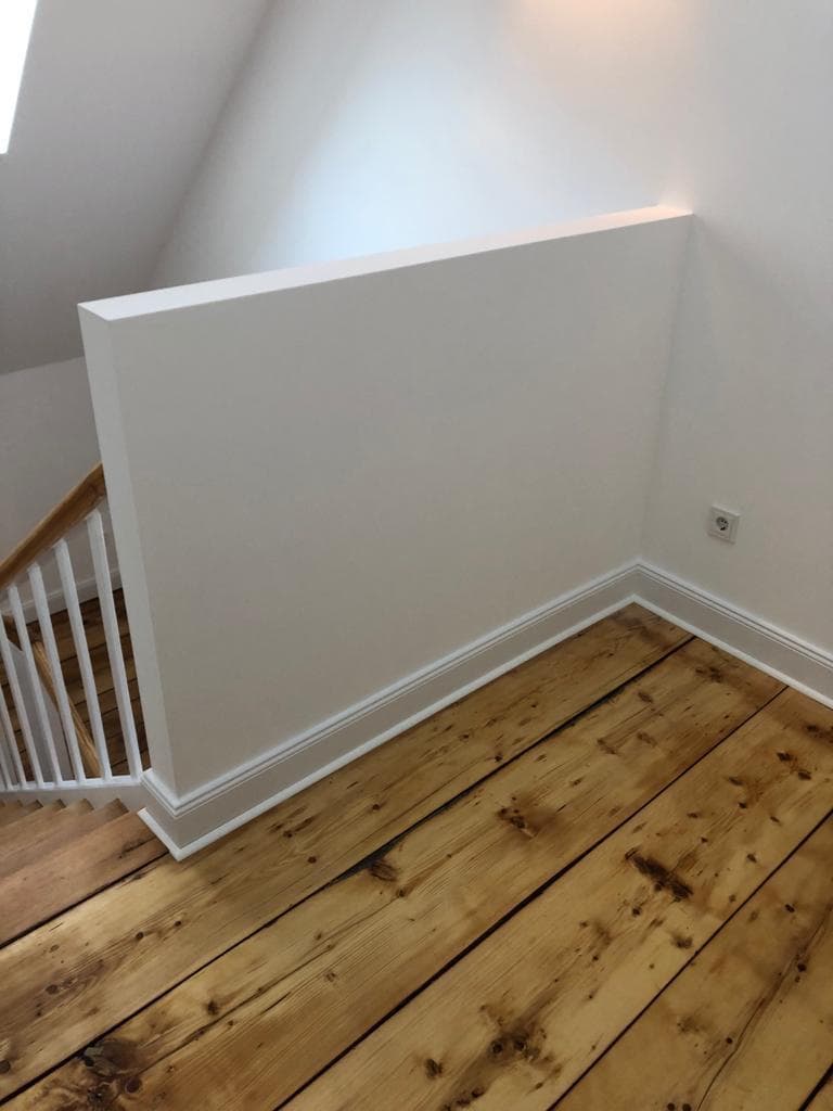 Ausgebautes Dachgeschoss mit breiten Kiefer-Dielen und Dachschräge