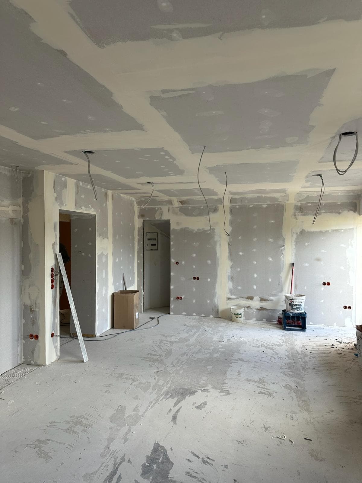 Fertiggestellter Rohbau von innen, solide Betonarbeiten und Mauerwerk