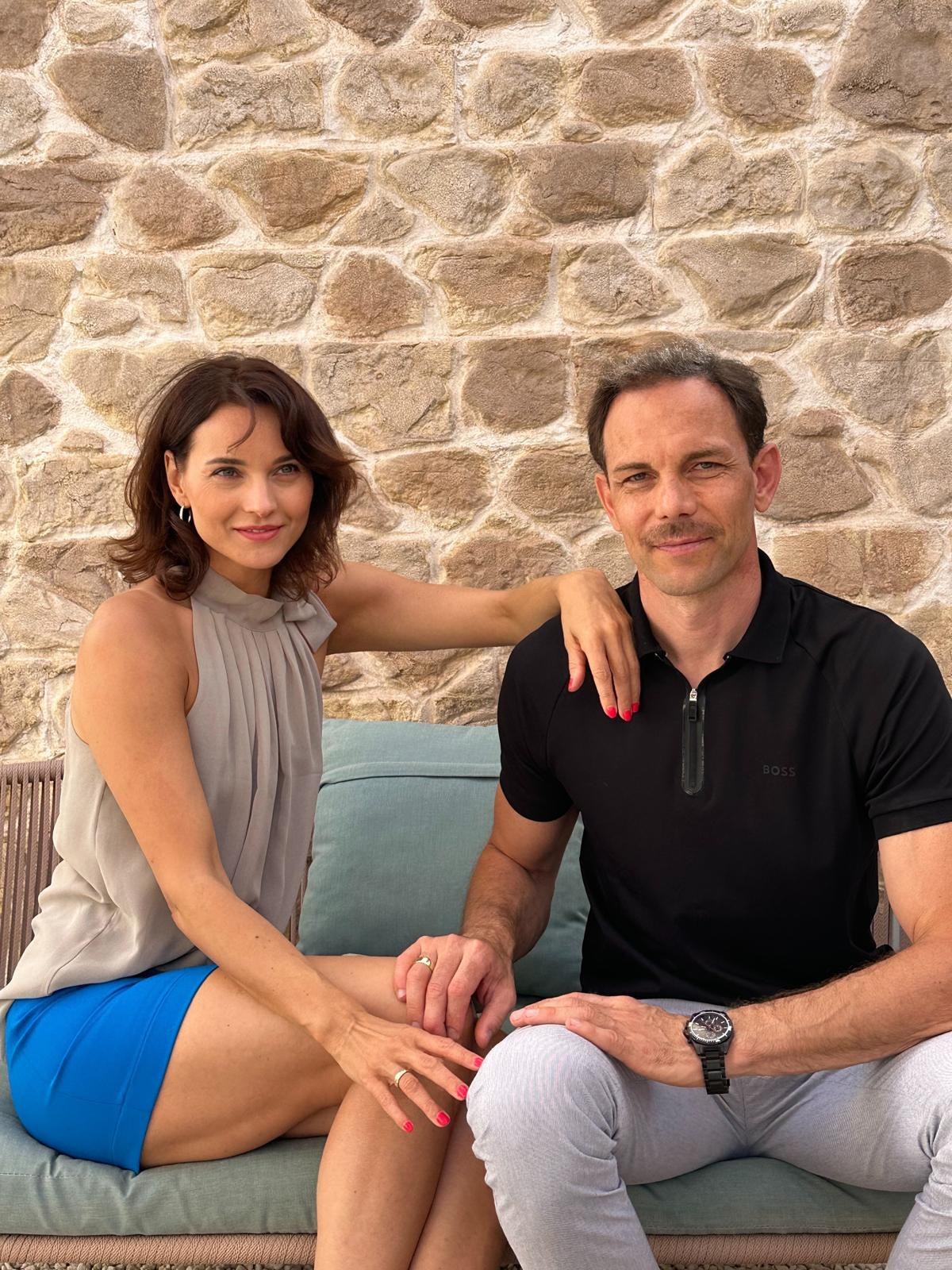 Alexander und Anastasia Vogelmann vor einer Natursteinwand
